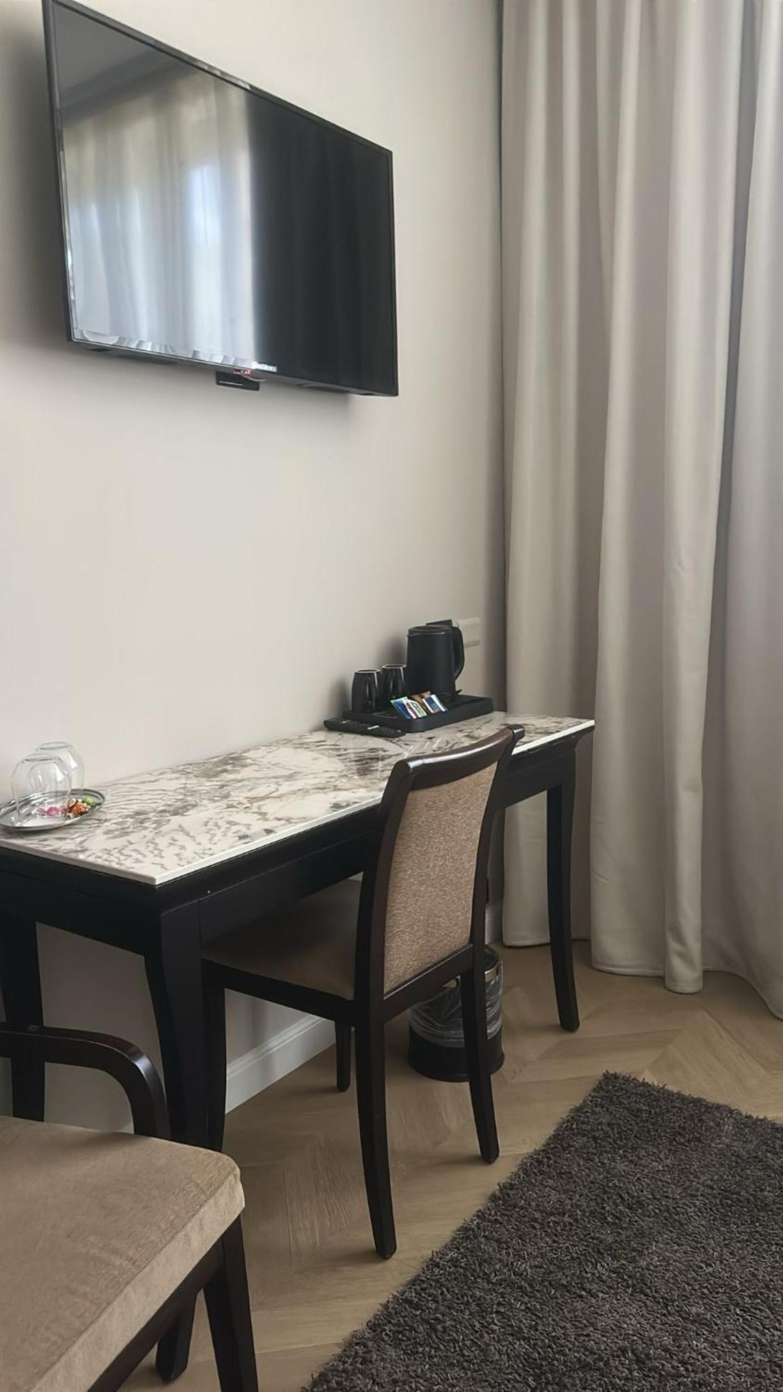 กอมตูร์ โฮเทล Hotel บินาสโก ภายนอก รูปภาพ