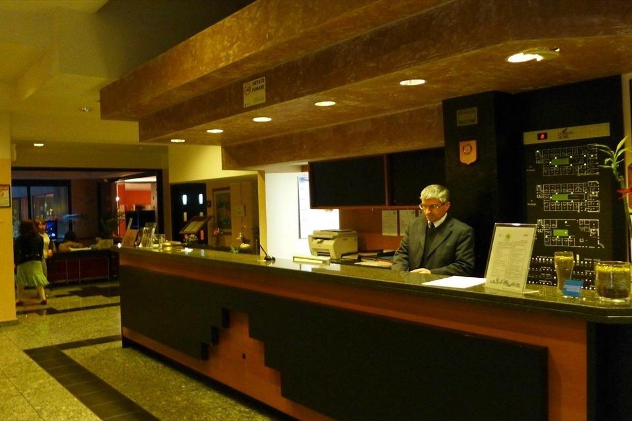 กอมตูร์ โฮเทล Hotel บินาสโก ภายนอก รูปภาพ