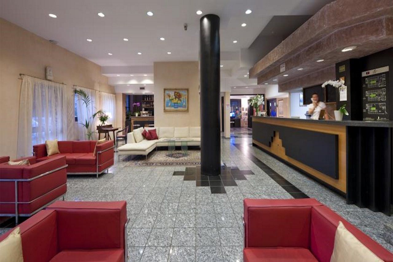 กอมตูร์ โฮเทล Hotel บินาสโก ภายนอก รูปภาพ